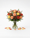 Florero de Rosas Surtidas en Tonos Cálidos
