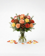 Florero de Rosas Surtidas en Tonos Cálidos