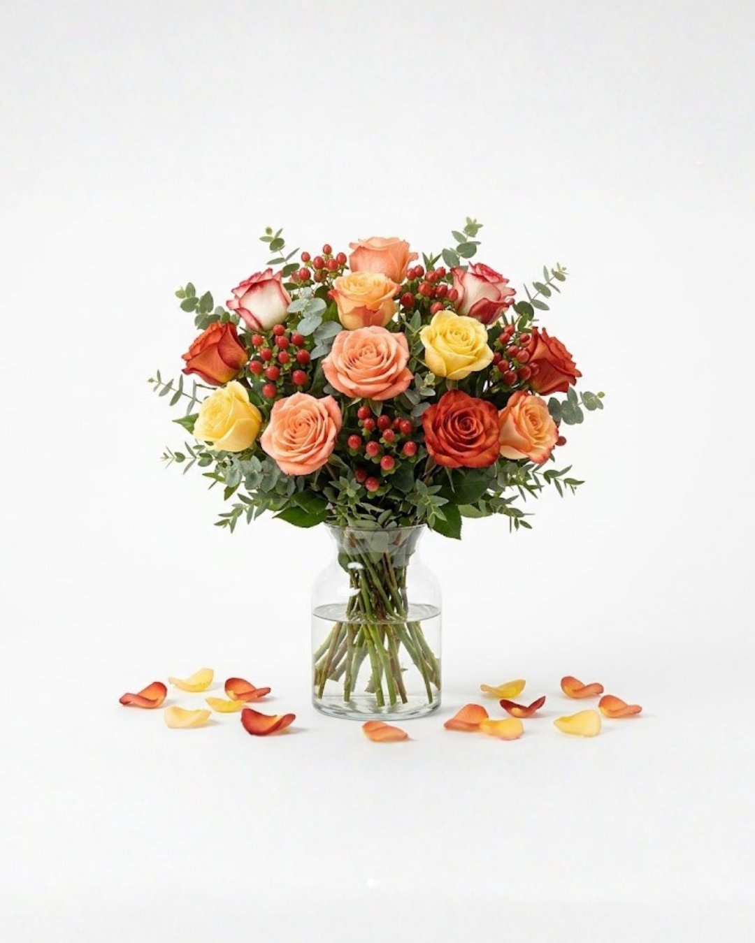 Florero de Rosas Surtidas en Tonos Cálidos
