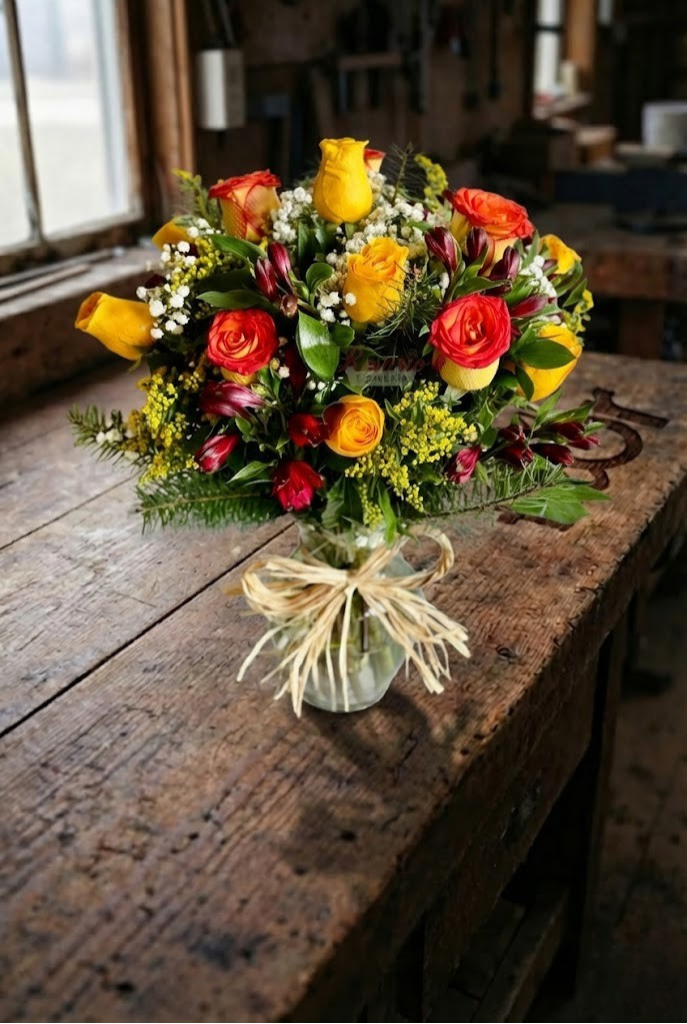 Florero de Rosas Surtidas en Tonos Cálidos
