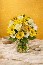 Arreglo floral luminoso con flores amarillas y blancas para regalar alegría